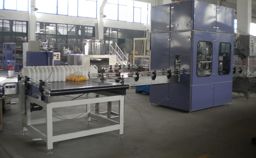 潤滑油行業--潤滑油全自動灌裝機